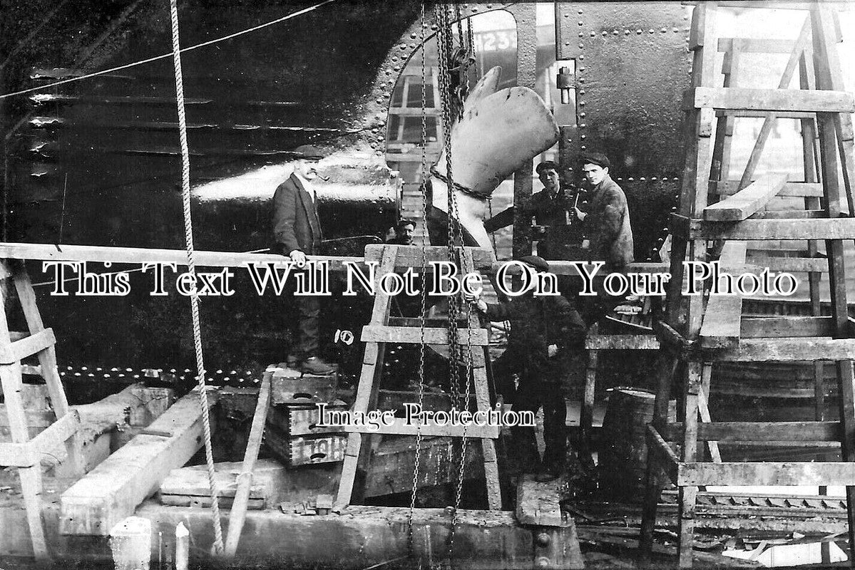 YO 12819 - Fixing Ship Propeller, Hull, Yorkshire c19111