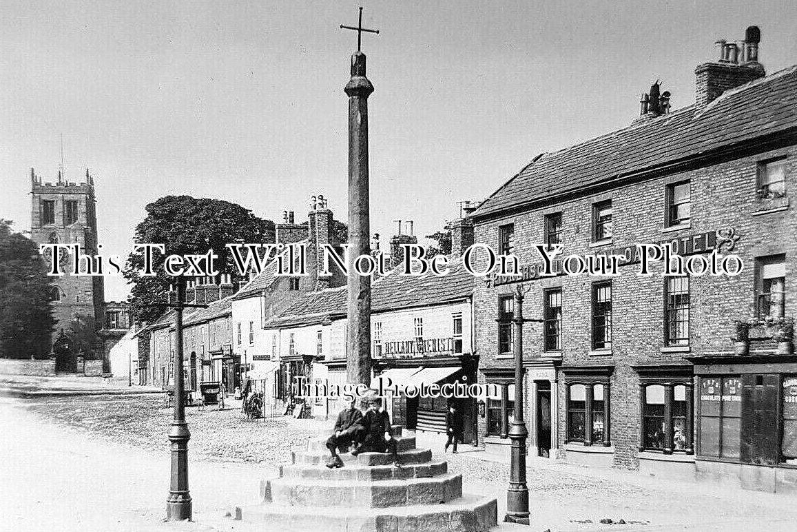 YO 12935 - Market Cross & Royal Oak Hotel, Bedale, Yorkshire c1906