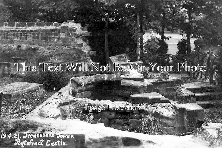 YO 13374 - Treasurers Tower, Pontefract Castle, Yorkshire