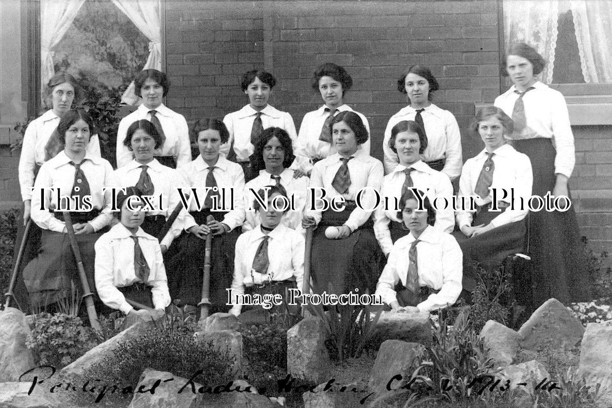 YO 3447 - Pontefract Ladies Hockey Club, Yorkshire 1913-14