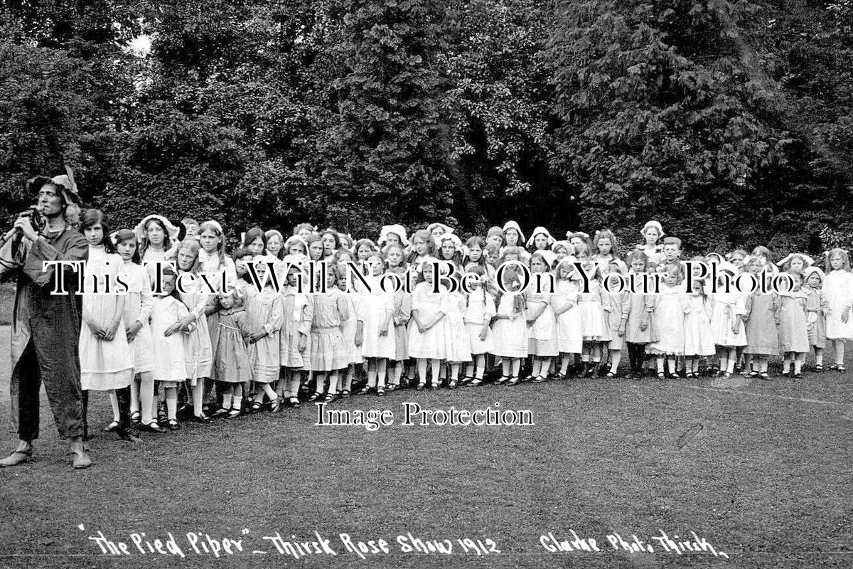 YO 5572 - The Pied Piper, Thirsk Rose Show, Yorkshire 1912