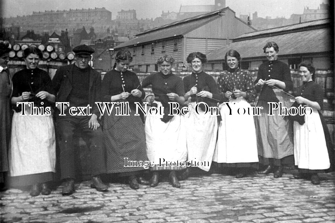 YO 8570 - Scotch Fisher Women Knitting, Scarborough, Yorkshire