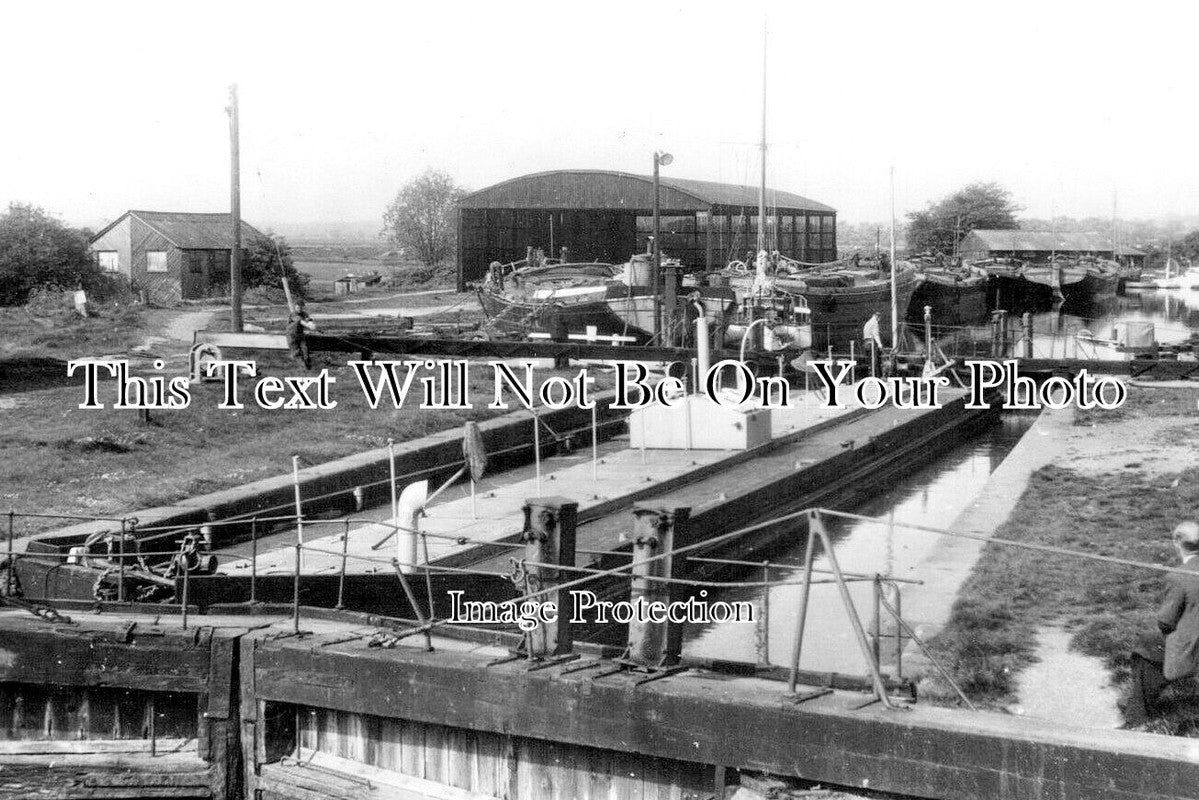 ES 6527 - Canal Lock, Heybridge Basin, Essex