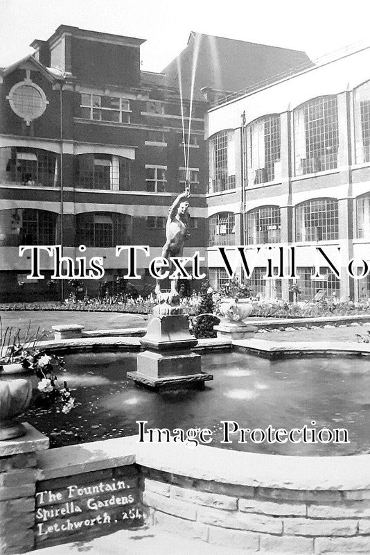 HF 2563 - The Fountain, Spirella Gardens, Letchworth, Hertfordshire