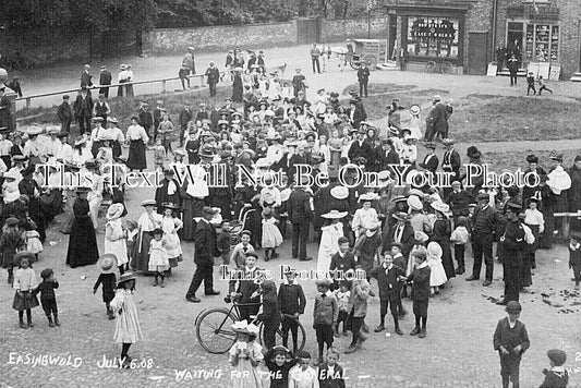 YO 13834 - Waiting For General Booth, Easingwold, Yorkshire 1908