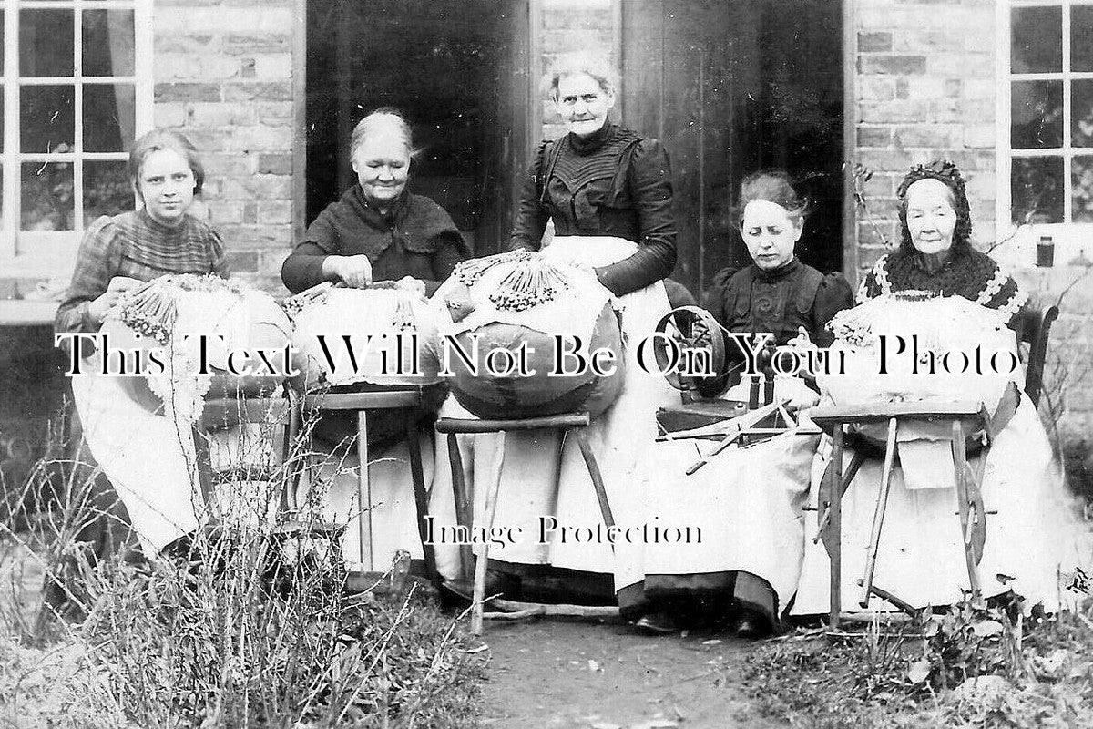 BF 1554 - Bedfordshire Lace Makers, Woburn Area c1905
