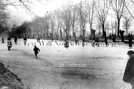 BF 676 - Ice Skating On Frozen River Great Ouse, Bedford, Bedfordshire c1917