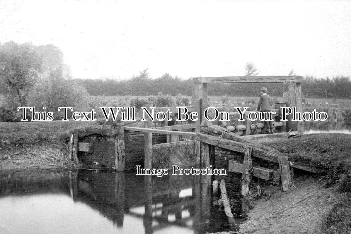 BF 886 - River Ivel Sluice Lock, Biggleswade, Bedfordshire c1903