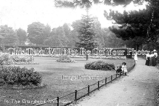 BF 957 - In The Gardens, Wardown Park, Luton, Bedfordshire