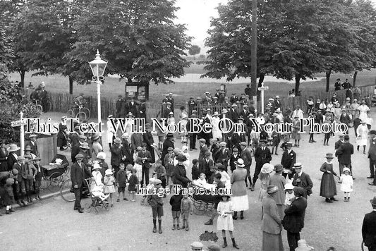 BK 2098 - School Road Gathering, Tilehurst, Berkshire