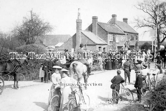 BK 2441 - Hunt Meet At The Turners Arms Pub, Mortimer, Berkshire