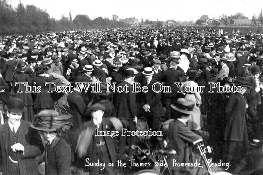 BK 2603 - Sunday On The Thames Side Promenade, Reading, Berkshire