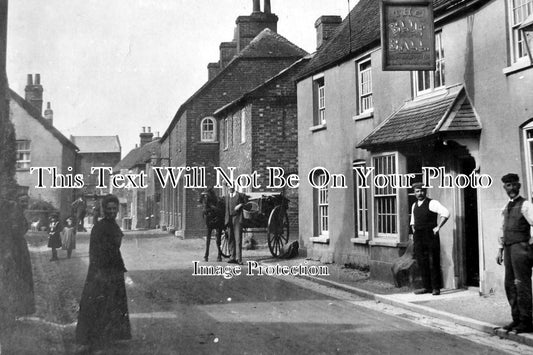 BK 390 - Blue Ball Pub, Kintbury, Berkshire c1907