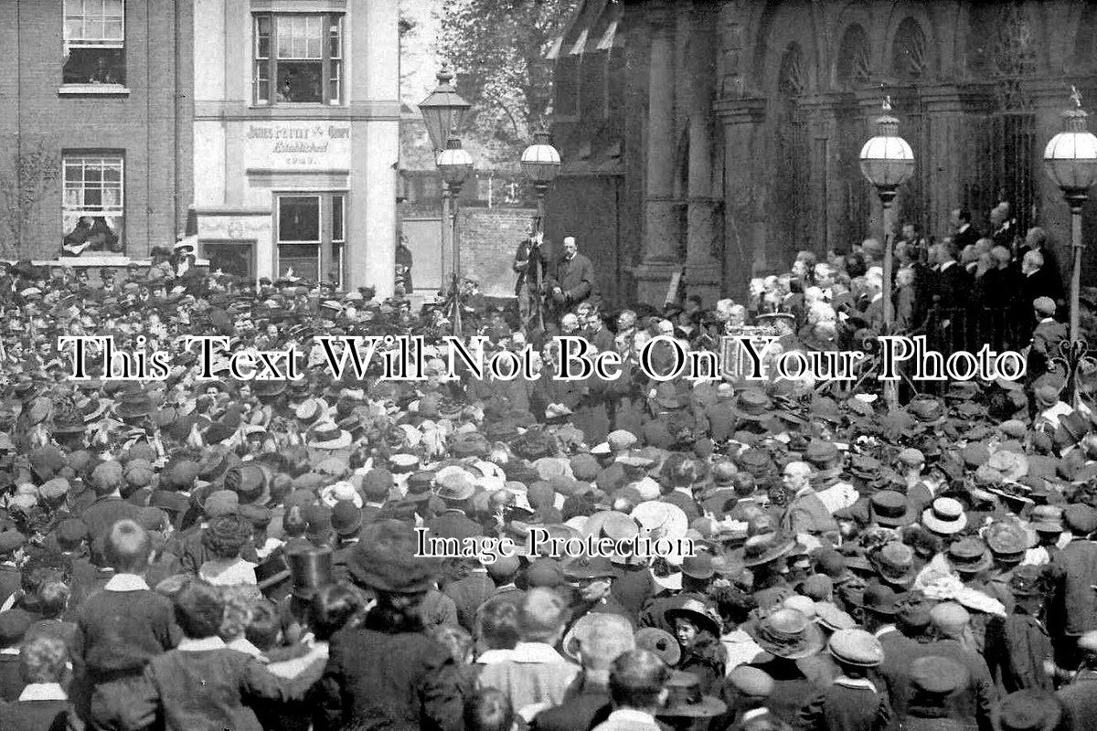 BU 1015 - Crowds At Aylesbury Town Hall, Buckinghamshire