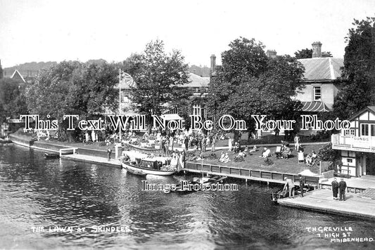 BU 1551 - The Lawn At Skindles Hotel, Maidenhead, Buckinghamshire