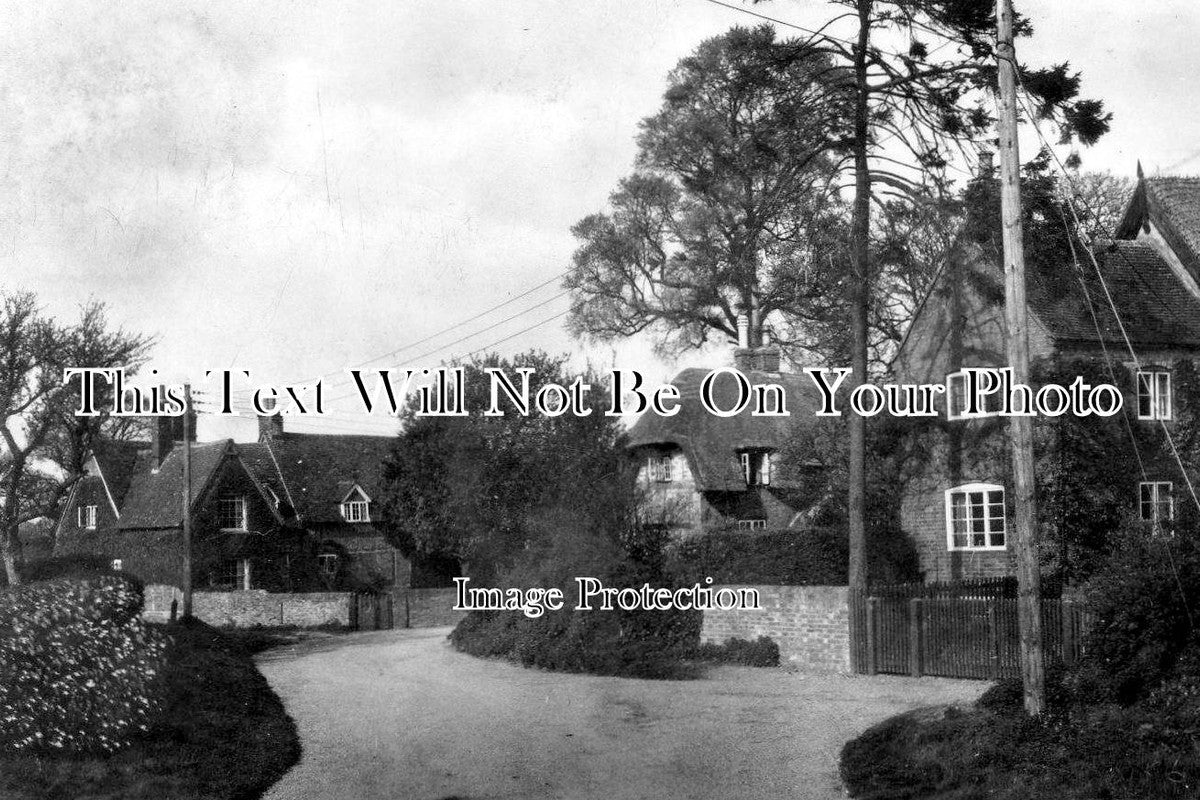 BU 387 - Corner Of The Village, Swanbourne, Buckinghamshire