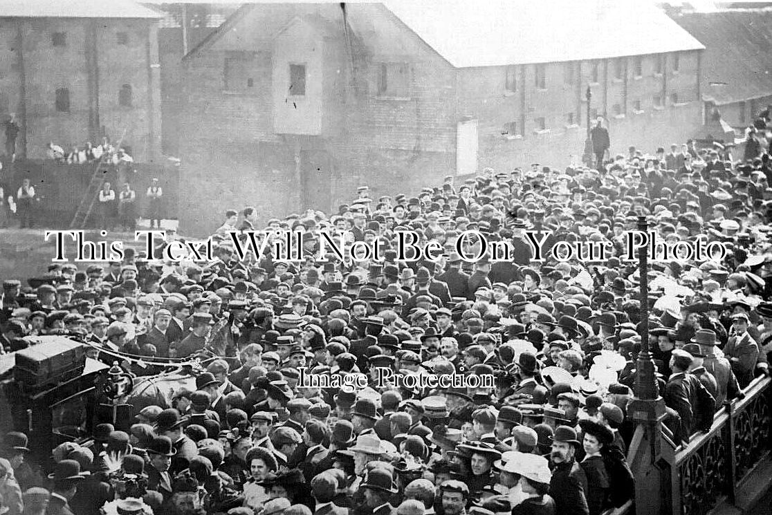 CA 1340 - Crowd On The Town Bridge, Peterborough, Cambridgeshire