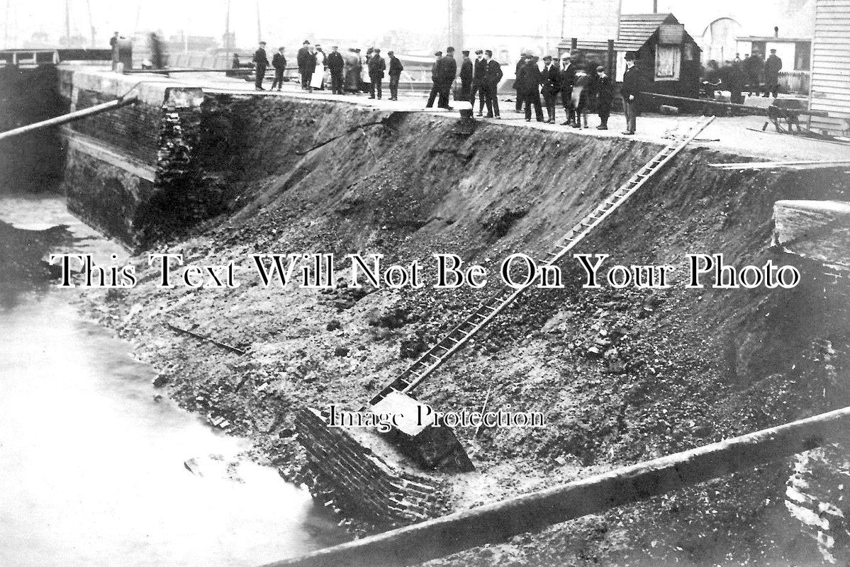 CA 412 - canal wall collapse Whittlesea Cambridgeshire