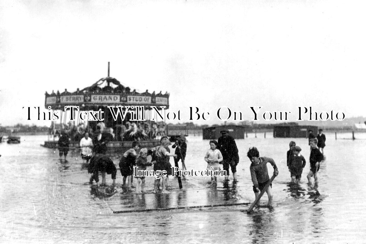 CH 3368 - Fairground Flood, Moreton, Wirral, Cheshire