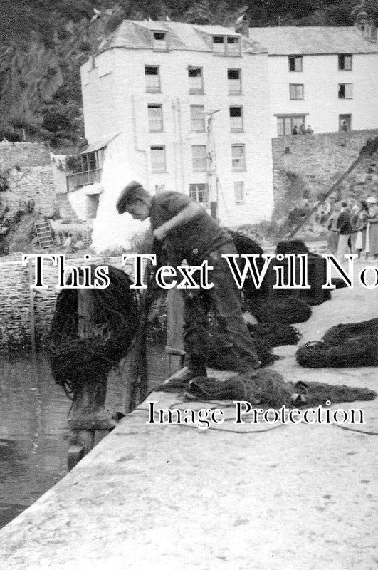 CO 1968 - Fisherman Hauling Nets, Polperro, Cornwall