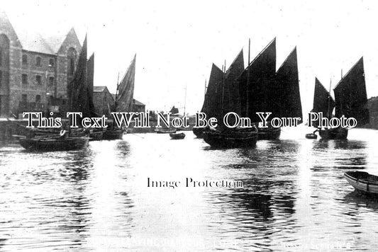 CO 2980 - Looe FIshing Boats Leaving Harbour, Cornwall