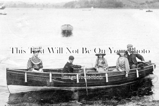 CO 3020 - Family In A Boat, Saltash, Cornwall c1910