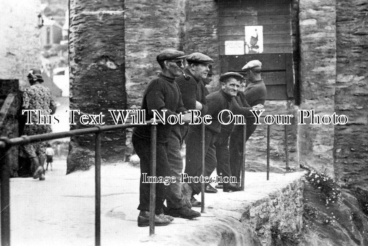 CO 4103 - Fishermen At Polperro, Cornwall