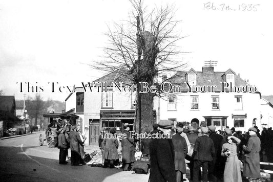 DE 1287 - Cutting Down The Tree In Braunton Square, Devon 1935