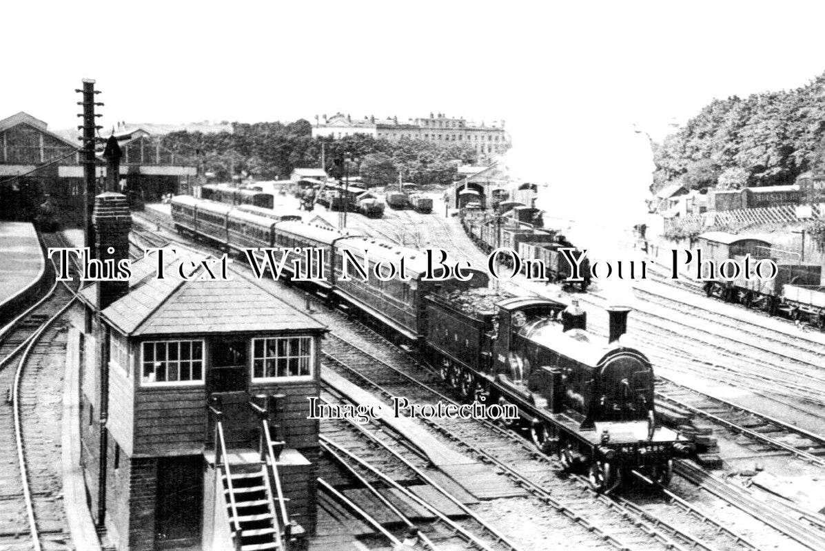 DE 1569 - Queen Street, Exeter Railway Station, Devon