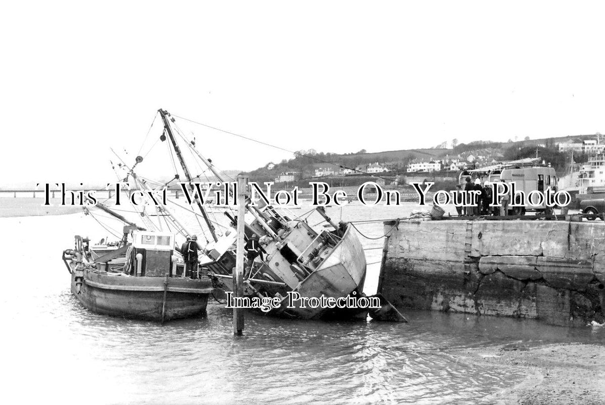 DE 2400 - Trawler Shipwreck, Teignmouth, Devon 1976