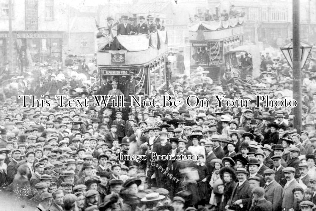 DE 3205 - Trams & Crowd In Exeter, Devon