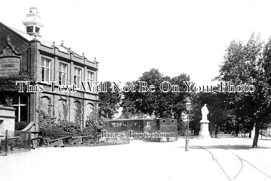 DE 3319 - Kingsley Statue & Armada Guns, Bideford, Devon c1908