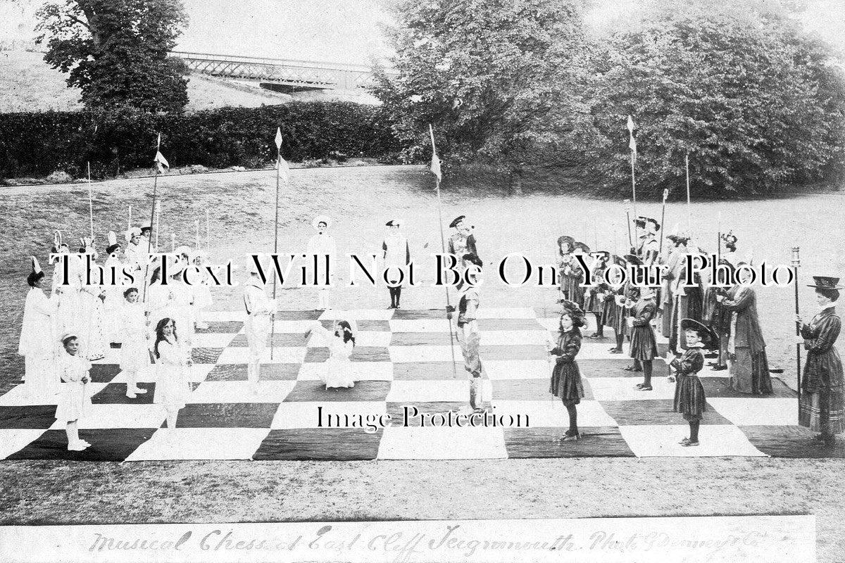 DE 812 - Musical Chess, East Cliff, Teignmouth, Devon