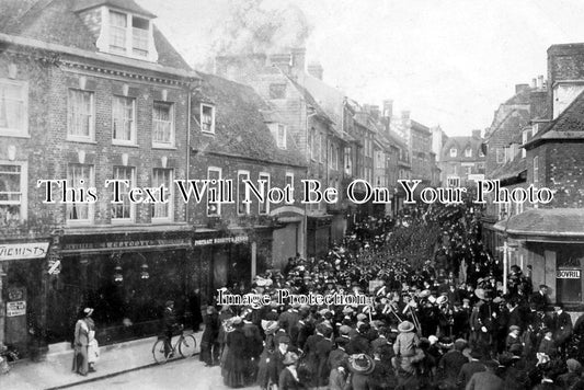DO 1116 - Crowds In Blandford Forum, Dorset