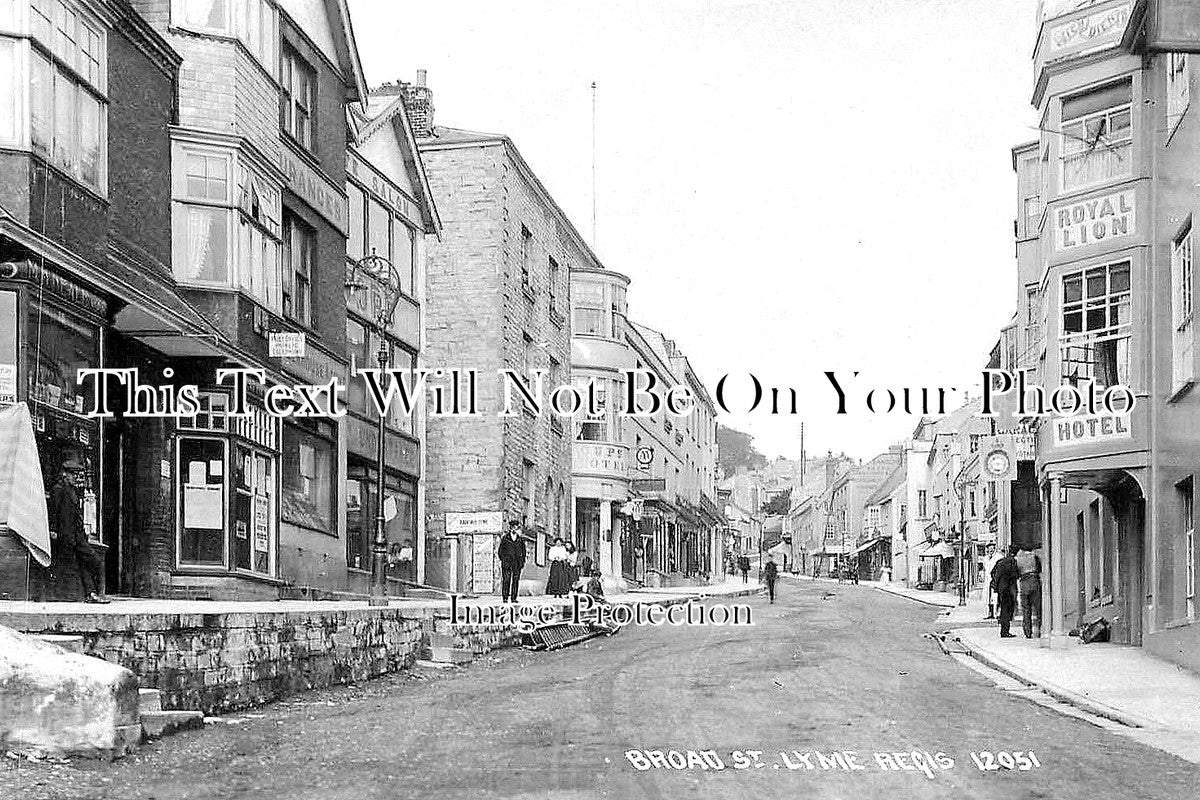 DO 1737 - Broad Street, Lyme Regis, Dorset