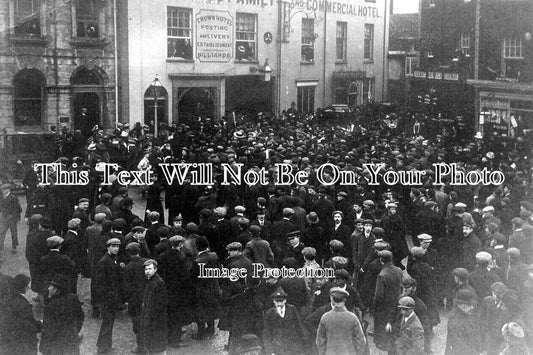 DO 1958 - Crowd In The Square, Wimborne Minster, Dorset c1910