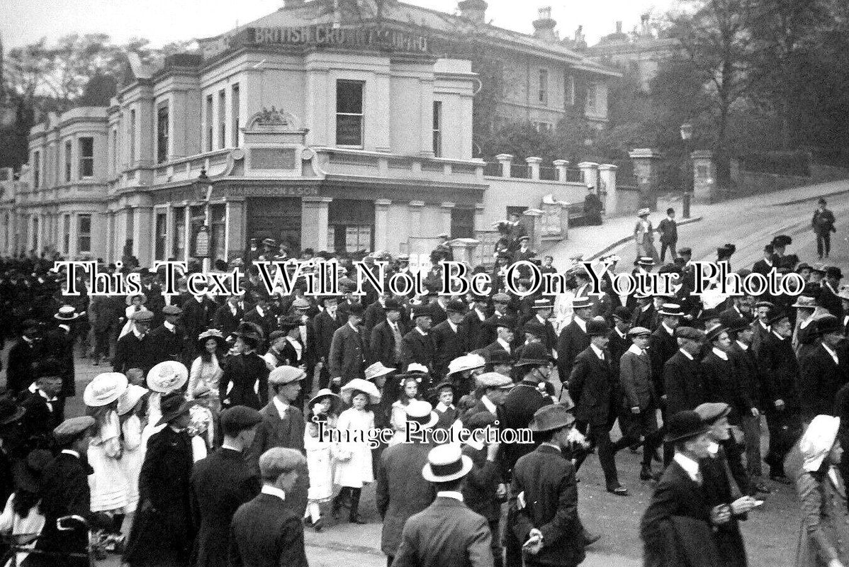 DO 2287 - Crowd Walking Down Richmond Hill, Dorset