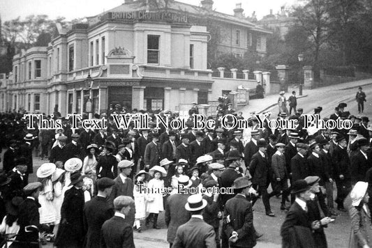 DO 2287 - Crowd Walking Down Richmond Hill, Dorset