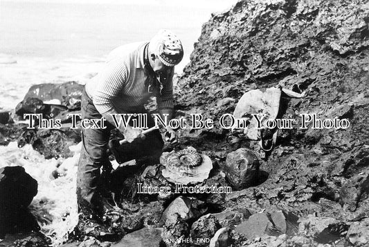 DO 3049 - Collecting An Ammonite, Charmouth Beach, Dorset