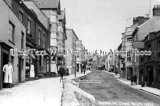 DO 306 - Broad Street, Lyme Regis, Dorset