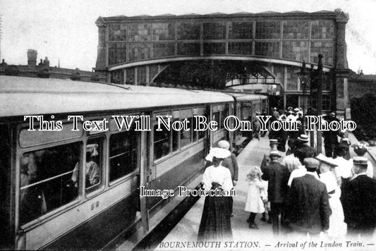 DO 438 - Londing Train Arriving At Bournemouth Railway Station, Dorset