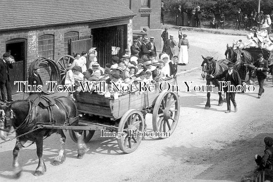 DR 1689 - Parade By The Nags Head & Moira Road, Overeal, Derbyshire