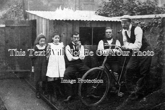 DR 2164 - Family In Derby Back Yard, Derbyshire