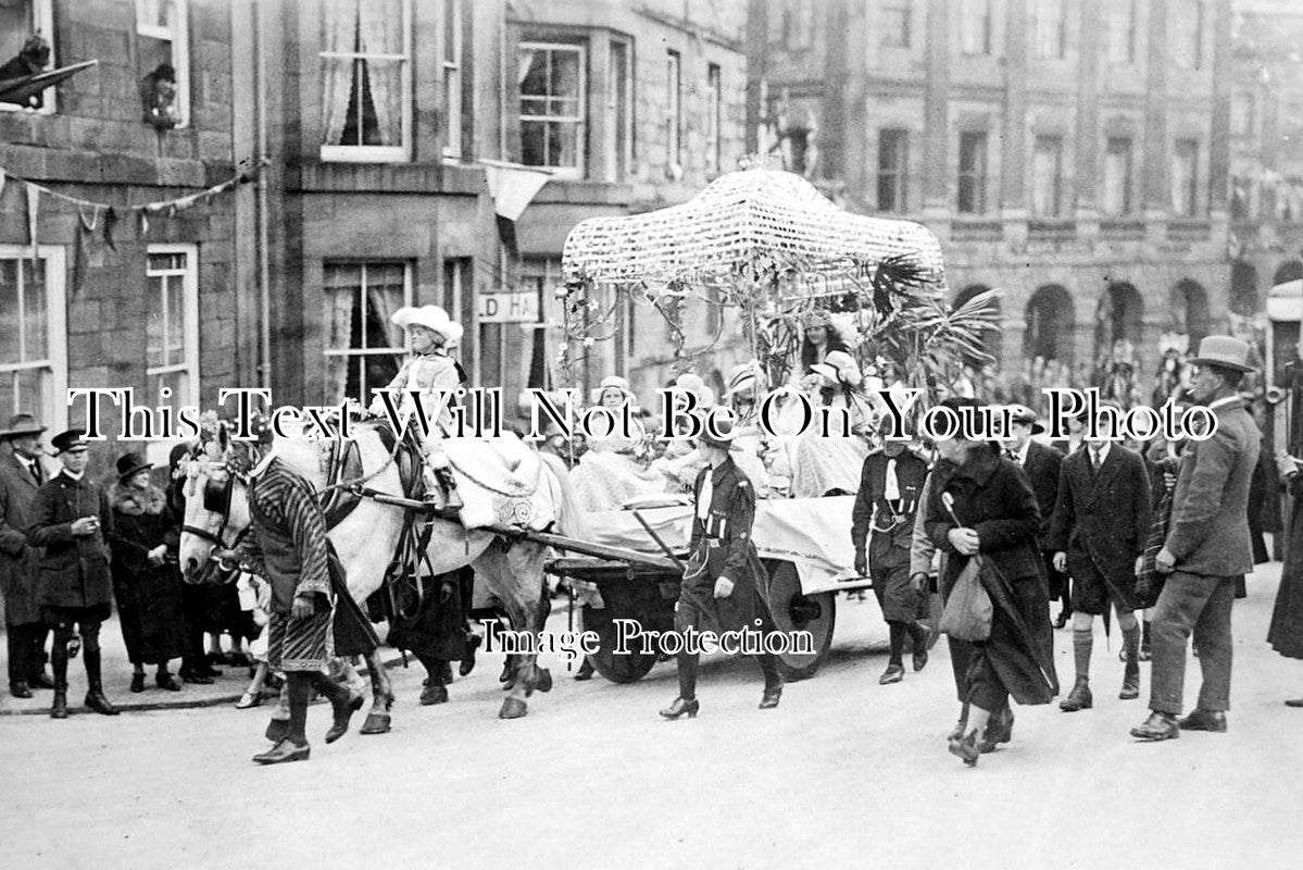 DR 2902 - The Crescent Well Dressing & Festival Queen, Buxton, Derbyshire