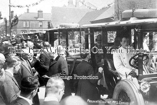 DR 2948 - Presentation Of Mrs Evans, Clowne, Derbyshire 1914