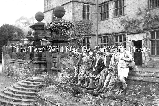 DR 3570 - Ramblers At Derwent Hall, Derbyshire c1932