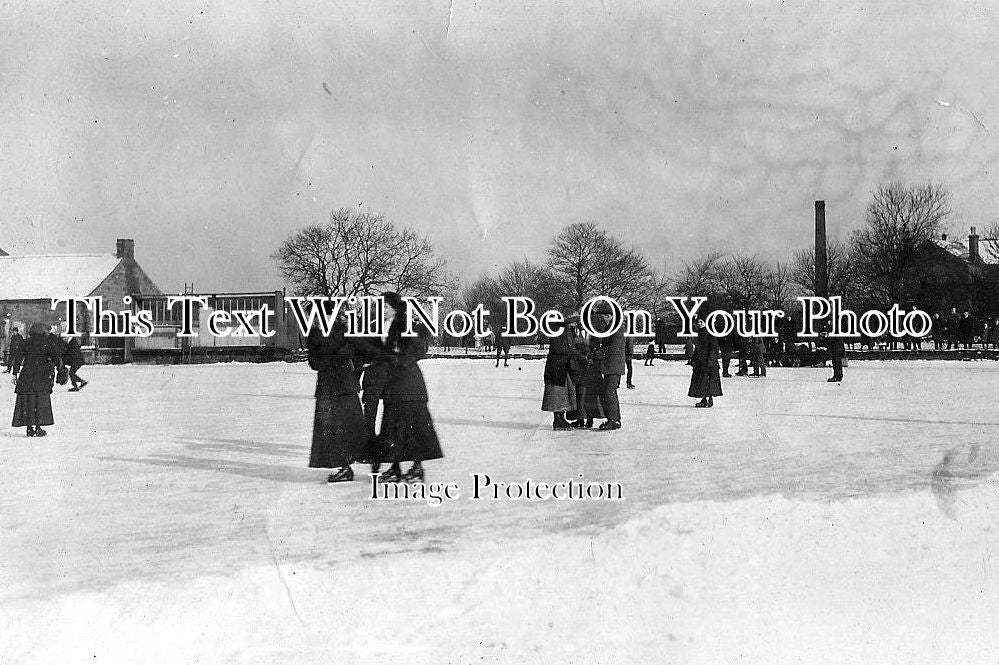 DR 417 - Skating On Walton Dam, Chesterfield, Derbyshire c1912