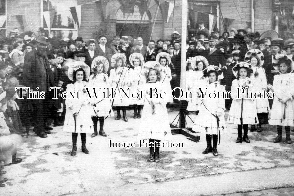 DR 616 - Maypole Dancers, Buxton, Derbyshire c1905 – JB Archive