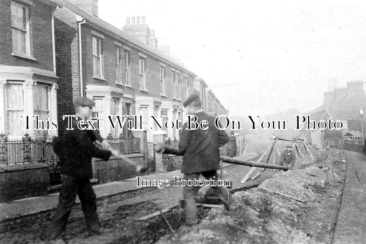 ES 5358 - Laying Gas Pipe Mains, Colchester, Essex c1920