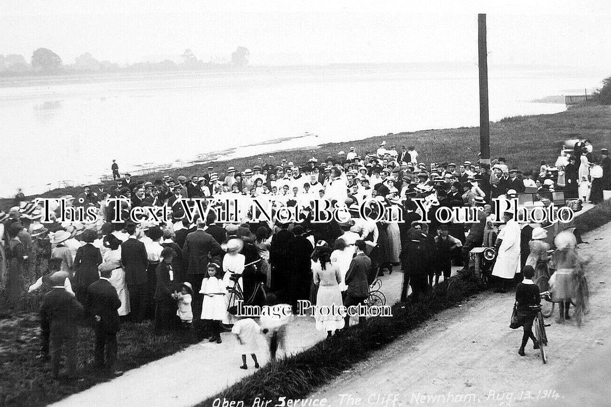 GL 2490 - Open Air Service, The Cliff, Newnham, Gloucestershire c1914